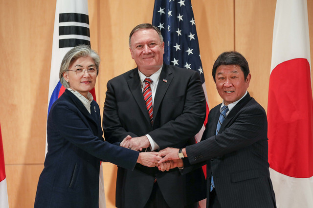 Kang (left) poses for a photograph with US Secretary of State Mike Pompeo and Japanese Foreign Minister Toshimitsu Motegi at the Munich Security Conference on Feb. 15. (provided by MOFA)