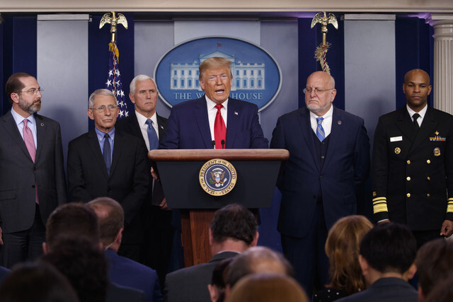 US President Donald Trump, Secretary of Health and Human Services Alex Azar (far left), and Vice President Mike Pence hold a press conference on the coronavirus outbreak at the White House on Feb. 29. (AP/Yonhap News)