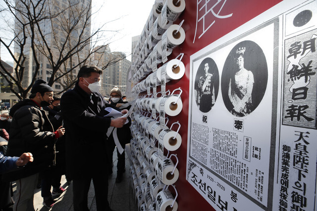 A coalition of civic, religious, and groups holds a press conference outside the Chosun Ilbo on Mar. 5 to denounce the newspaper’s past 100 years of false reporting and its support for imperial Japan during the colonial occupation. The photo shows an installation that displays front page editions of the Chosun Ilbo on toilet paper rolls. (Lee Jeong-a, staff photographer)