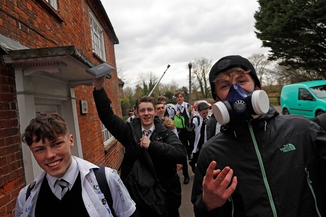 3월20일 영국의 11학년 학생들이 영국 정부의 학교 폐쇄 조처 발표 뒤 귀가하고 있다. 연합뉴스