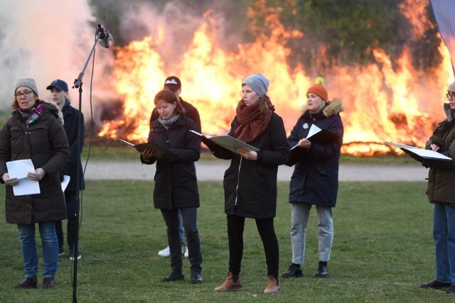 코로나19 사태가 계속되는 상황에서 4월30일 스웨덴 지역 스카우트협회가 브롬마에서 전통 행사 ‘발푸르기스의 밤’을 진행하고 있다. AFP 연합뉴스