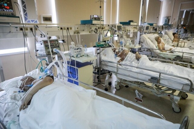 5월18일 러시아 모스크바의 한 대형병원 집중치료실에서 코로나19 중증환자들이 치료받고 있다. 로이터 연합뉴스