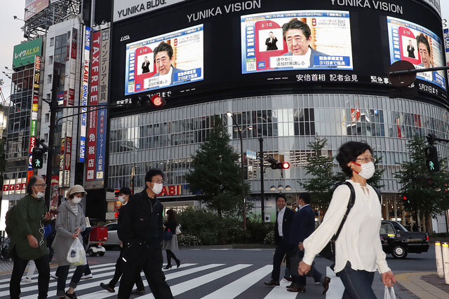 People walk the streets of Tokyo on May 4 as Japanese Prime Minister Shinzo Abe announces the extension of the country’s emergency status until May 31. (Yonhap News)