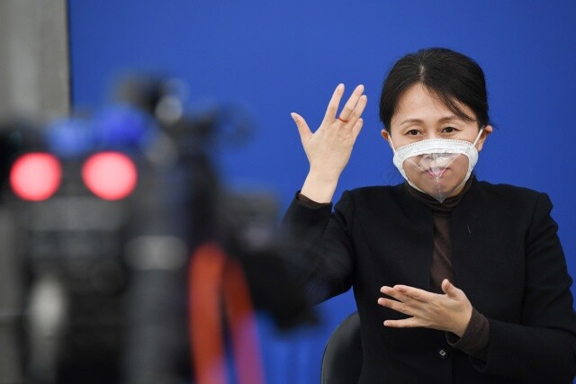 3월8일 투명 마스크를 쓴 수화 통역자가 중국 베이징 지방의회 회의에서 통역하고 있다. 신화 연합뉴스