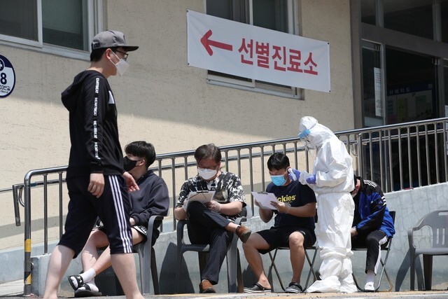 People line up for testing at a screening clinic in Goyang, Gyeonggi Province, on May 28. (Kim Bong-gyu, senior staff photographer)