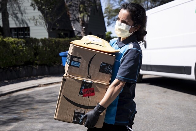 미국 로스앤젤레스에서 아마존 배송 노동자가 마스크를 쓴 채 상품을 나르고 있다. EPA 연합뉴스