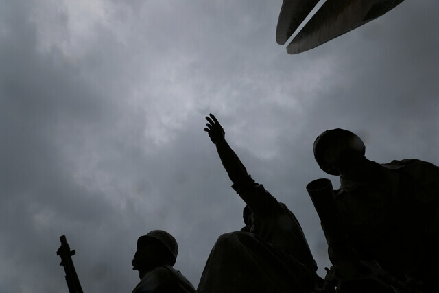 Skies are grey above the War Memorial of Korea on June 25, the 70th anniversary of the outbreak of the Korean War. (Lee Jong-keun, staff photographer)