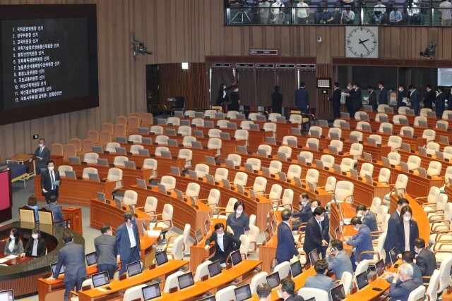 6월29일 국회 본회의에서 미래통합당이 불참한 가운데 의원들이 상임위원장을 선출하고 있다. 한겨레 강창광 선임기자