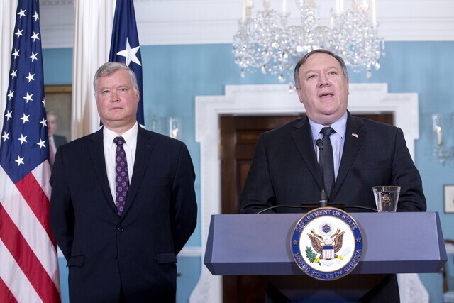 US Deputy Secretary of State Stephen Biegun (left), Washington’s special representative for North Korea, and US Secretary of State Mike Pompeo. (provided by the US Department of State)