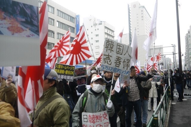 An anti-Korean demonstration in Tokyo’s Shin-Okubo Korea Town in 2013. (Hankyoreh archives)