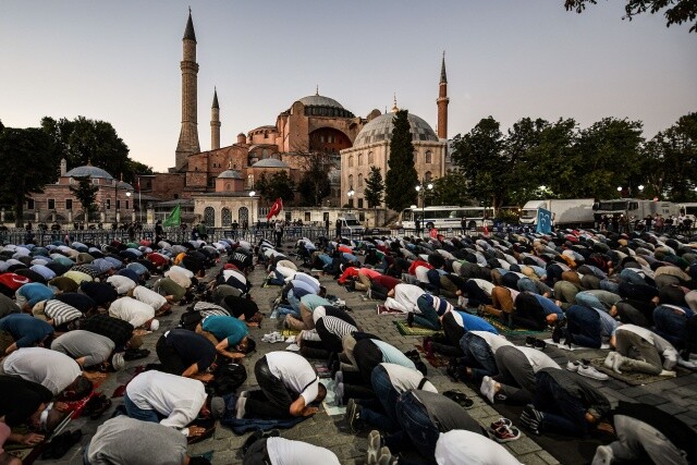 7월10일 터키 최고행정법원이 이스탄불에 있는 아야소피아를 모스크에서 박물관으로 바꾼 1934년 내각 결정이 무효라는 결정을 내리자, 이를 반기는 이슬람교도 시민들이 아야소피아 앞 광장에 모여 기도하고 있다. AFP 연합뉴스