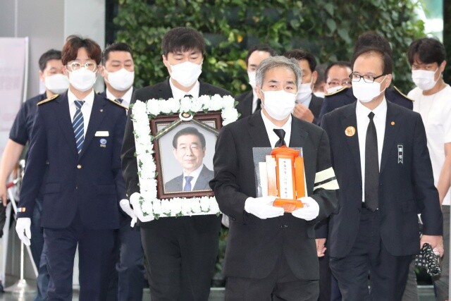 고 박원순 서울시장의 발인이 진행된 7월13일 오전 서울 중구 서울시청에서 고인의 위패와 영정이 영결식장으로 향하고 있다. 공동취재사진