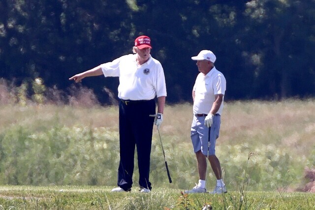 US President Donald Trump plays golf with Senator Lindsey Graham of South Carolina at Trump National Golf Club in Virginia on July 18. (Yonhap News)