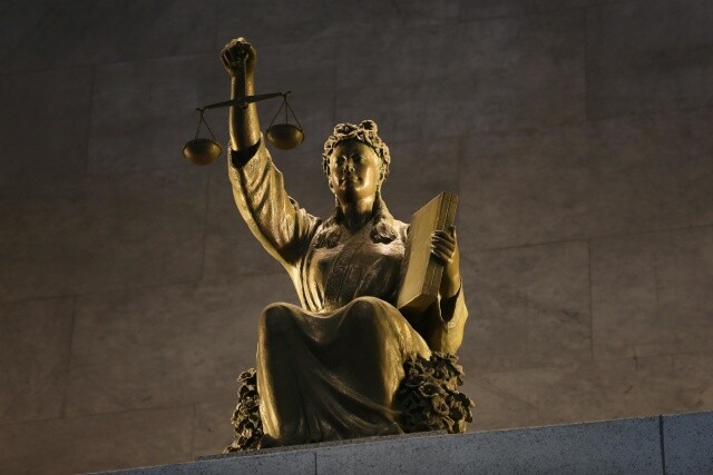 서울 서초동에 있는 대법원 대법정 입구에 설치된 ‘정의의 여신상’. 우리 헌법은 “모든 국민은 법 앞에 평등하다. 누구든지 성별·종교 또는 사회적 신분에 의하여 차별을 받지 아니한다”고 규정한다. 한겨레 강창광 기자