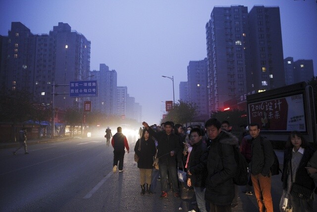 옌자오에서 베이징으로 출근하기 위해 버스를 기다리는 사람들. 로이터