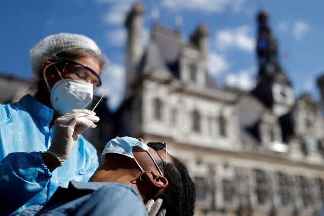 2020년 9월2일 프랑스 파리의 시청 광장에 설치된 코로나19 진단검사소에서 보호안경과 마스크를 쓴 의료인이 의심 증상자의 검체를 면봉으로 채취하고 있다. 이날 프랑스에서만 누적 확진자가 30만 명에 육박하고 사망자는 3만 명을 넘어섰다. 로이터 연합뉴스