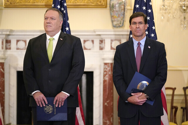 US Secretary of State Mike Pompeo and Secretary of Defense Mark Esper hold a press conference at the Department of State on Sept. 21. (AP/Yonhap News)