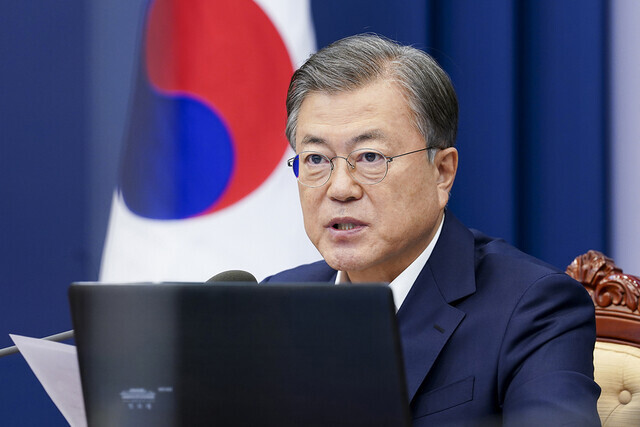 South Korean President Moon Jae-in speaks during a meeting of senior aides and secretaries at the Blue House on Nov. 2. (provided by the Blue House)