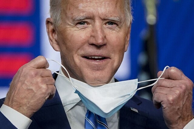 Democratic candidate Joe Biden takes off his mask before a speech in Wilmington, Delaware, on Nov. 4. (AFP/Yonhap News)