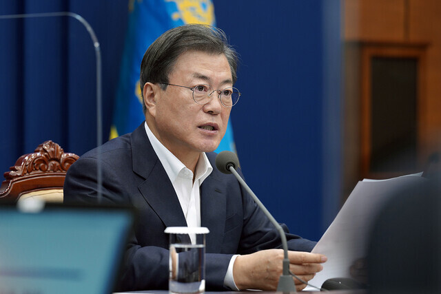 South Korean President Moon Jae-in presides over a meeting with senior secretaries and aides at the Blue House on Nov. 9. (provided by the Blue House)