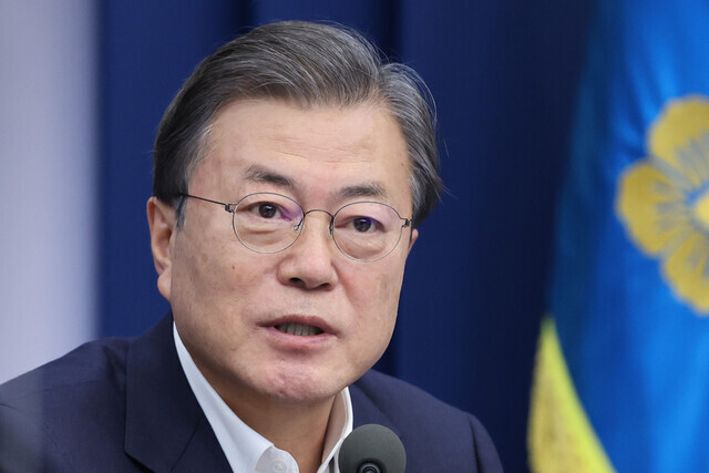South Korean President Moon Jae-in presides over a meeting of senior aides and secretaries at the Blue House on Nov. 30. (Yonhap News)
