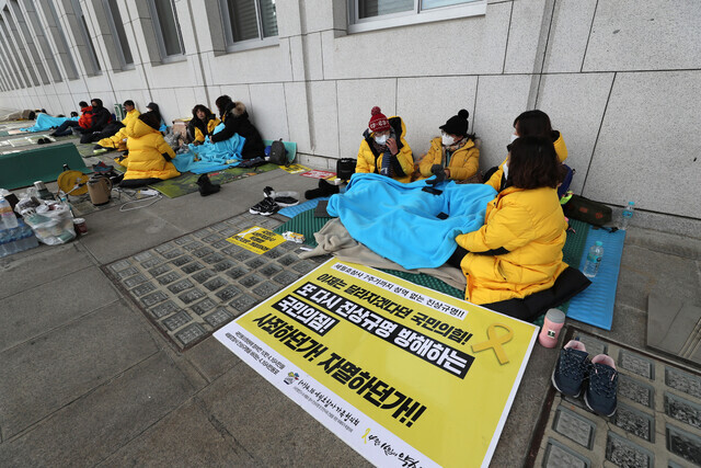 Parents of Sewol victims camp out in front of the National Assembly on Dec. 6. (Kang Chang-kwang, staff photographer)