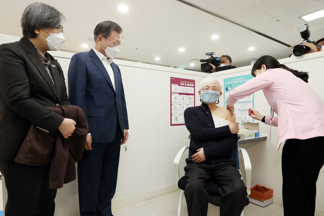 President Moon Jae-in watches a doctor receive the first dose of the AstraZeneca COVID-19 vaccine at a public health center in Seoul on Feb. 26. (Yonhap News)