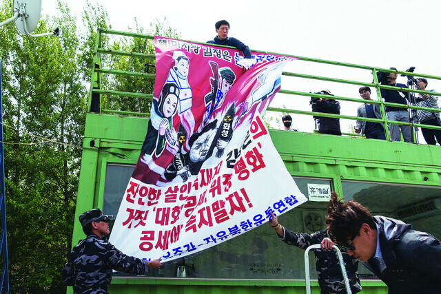 Park Sang-hak, chairman of Fighters for a Free North Korea, puts up a banner criticizing Kim Jong-un over a shipping container in Paju, Gyeonggi Province, after his attempt to fly anti-Pyongyang leaflets to North Korea was stopped in May 2018. (Kim Seong-gwang/The Hankyoreh)