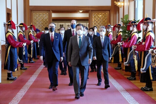 South Korean President Moon Jae-in walks toward a meeting room after receiving diplomatic credentials from newly appointed foreign ambassadors Wednesday, including Japan’s Koichi Aiboshi. (provided by the Blue House)