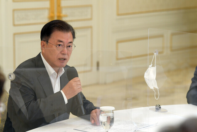 South Korean President Moon Jae-in speaks during a luncheon Wednesday with leaders of the five main political parties at the Blue House. (provided by the Blue House)