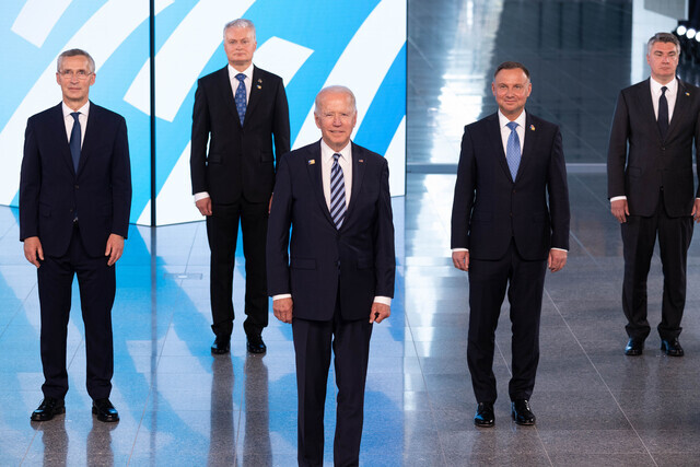 US President Joe Biden, center, and North Atlantic Treaty Organization (NATO) Secretary General Jens Stoltenberg, left, pose for a photo with other heads of NATO member states at the NATO headquarters on Monday. (AP/Yonhap News)