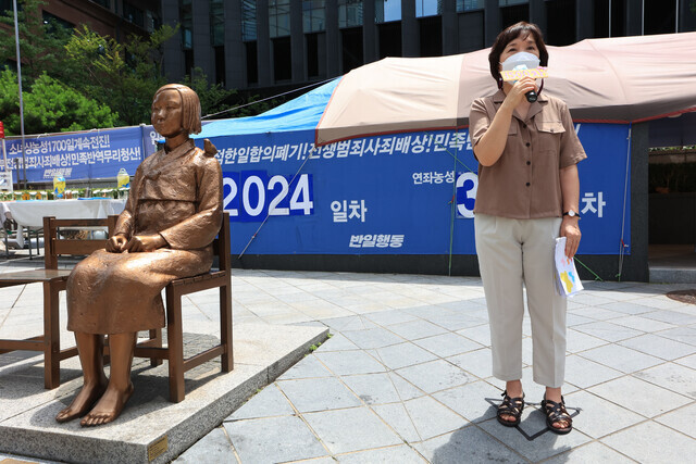 The 1,500th Wednesday demonstration takes place as a one-person protest due to Level 4 social distancing measures applied throughout Seoul. (photo pool)