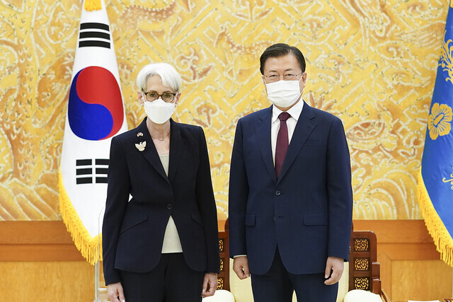 South Korean President Moon Jae-in and US Deputy Secretary of State Wendy Sherman pose for a photo during their meeting at the Blue House on Thursday. (provided by the Blue House)
