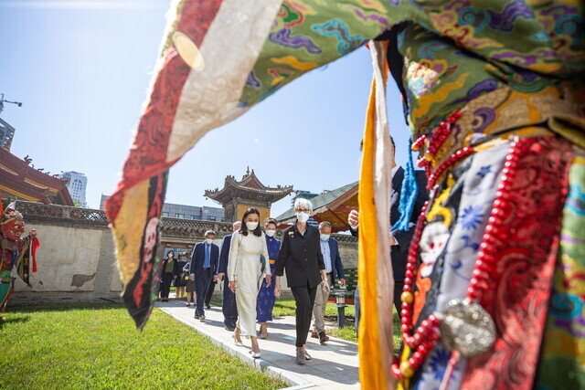 US Deputy Secretary of State Wendy Sherman visits a Buddhist temple in Ulaanbaatar, Mongolia, during her visit to the country on Saturday. (EPA/Yonhap News)
