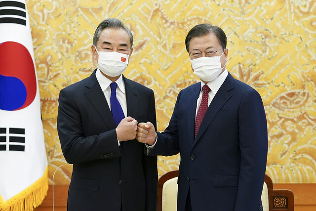 문재인 대통령이 15일 청와대를 방문한 왕이 중국 국무위원을 접견했다. 청와대 제공