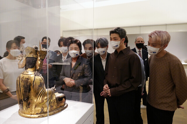 First lady Kim Jung-sook and BTS take in the Metropolitan Museum of Art’s Korean art exhibit on Monday while in New York for the UN General Assembly. (Yonhap News)