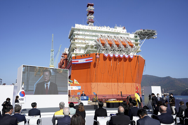 문재인 대통령이 15일 경남 거제 삼성중공업 조선소에서 열린 FLNG 명명식에서 기념사를 하고 있다. 청와대 제공