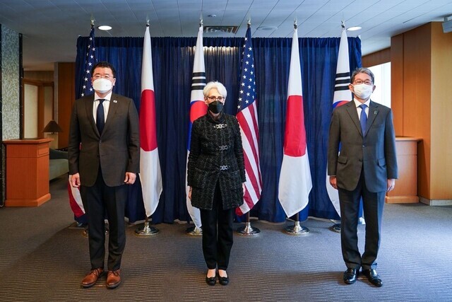 From left to right, South Korean First Vice Minister of Foreign Affairs Choi Jong-kun, US Deputy Secretary of State Wendy Sherman, and Japanese Vice Minister for Foreign Affairs Takeo Mori pose for a photo during trilateral talks between the respective vice ministers at US State Department headquarters in Washington, DC, on Wednesday. (provided by the Ministry of Foreign Affairs)