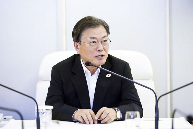 : President Moon Jae-in speaks to reporters about an end-of-war declaration while flying back to Korea on the presidential plane in September. (Yonhap News)