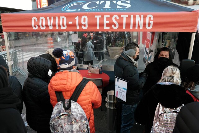미국 뉴욕의 타임스스퀘어에 마련된 코로나19 검사소에서 20일 시민들이 줄을 서서 차례를 기다리고 있다. 뉴욕/AFP 연합뉴스