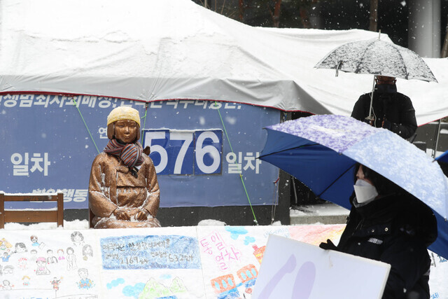 A dusting of snow covers the Statue of Peace on Wednesday. (Shin So-young/The Hankyoreh)