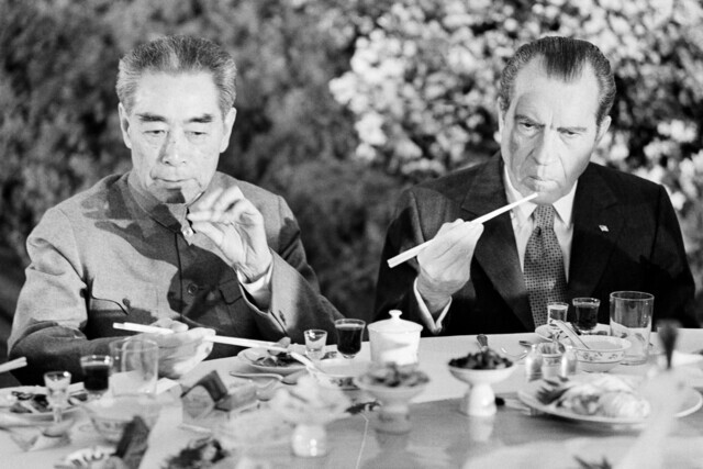 This archive photo from Feb. 28, 1972, shows then-US President Richard Nixon dining with Chinese Premier Zhou Enlai. (AP/Yonhap News)