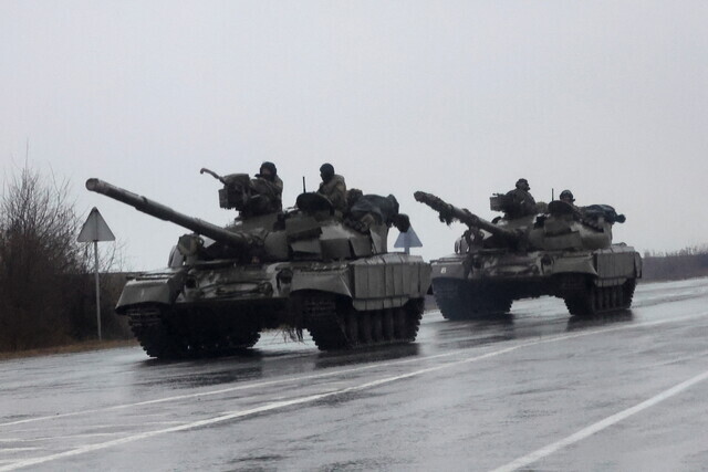 Tanks roll into the outskirts of Mariupol in southeastern Ukraine directly following Russian President Vladimir Putin’s approval of military operations on Feb. 24. (Reuters/Yonhap News)