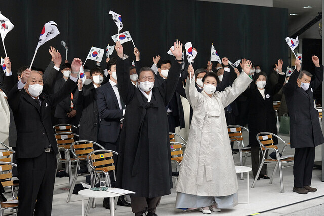 President Moon Jae-in takes part in three cheers of “manse” at an event commemorating the March 1 Independence Movement held at the National Memorial of the Korean Provisional Government on March 1. (provided by the Blue House)