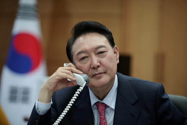 President-elect Yoon Suk-yeol speaks over the phone with Australian Prime Minister Scott Morrison at his office in central Seoul’s Jongno District on March 16. (provided by the People Power Party)