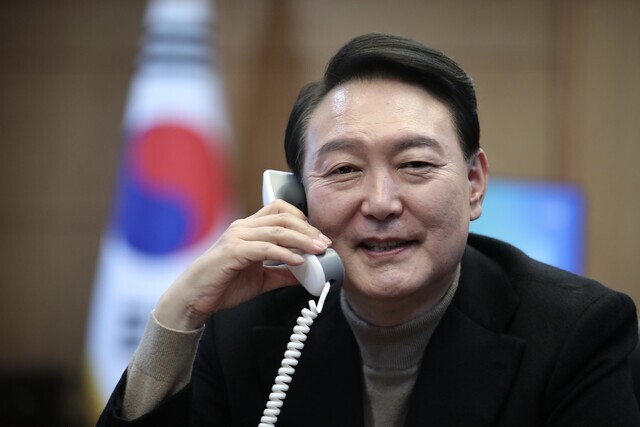 President-elect Yoon Suk-yeol speaks over the phone with UK Prime Minister Boris Johnson at his office in central Seoul’s Jongno District on March 14. (provided by the People Power Party)