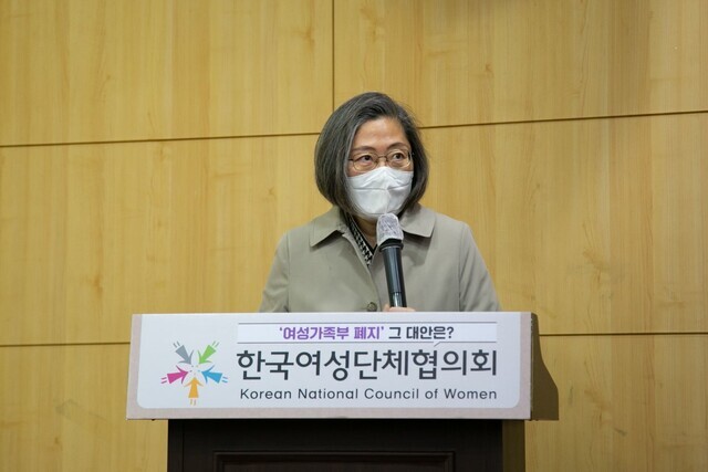 Lee Soo-jung, a professor of criminal psychology at Kyonggi University, speaks at a debate on alternatives to abolishing the Ministry of Gender Equality and Family held by People Power Party lawmaker Yoon Sang-hyun’s office and the Korean National Council of Women on April 5. (provided by the KNCW)