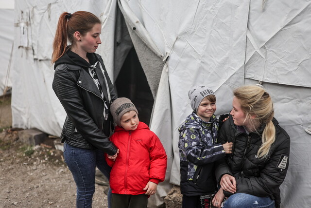11일(현지시각) 우크라이나 동부의 도네츠크 지역에 마련된 임시 수용시설에서 우크라이나 피란민들이 대화를 나누고 있다. 타스 연합뉴스