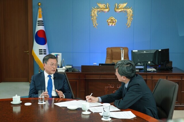 President Moon Jae-in speaks one on one to Sohn Suk-hee, a journalist with JTBC, at the Blue House on April 14. (provided by the Blue House)