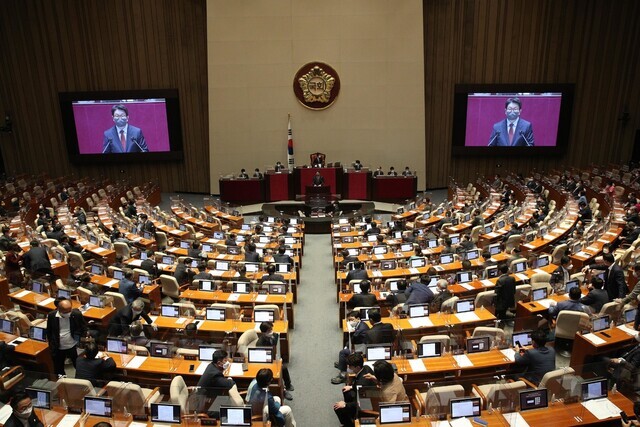Kweon Seong-dong, floor leader for the People Power Party, filibusters during a plenary session of the National Assembly opened to pass prosecution reform legislation on April 27. (pool photo)